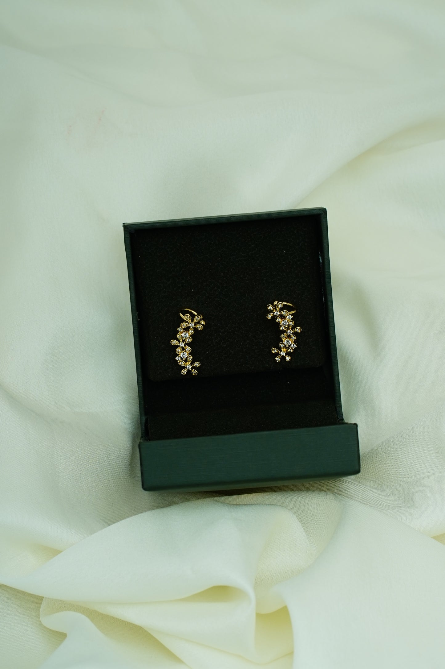 Drops flower earcuff