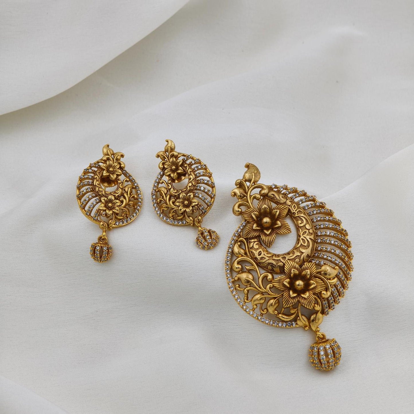 Oviya Pendant