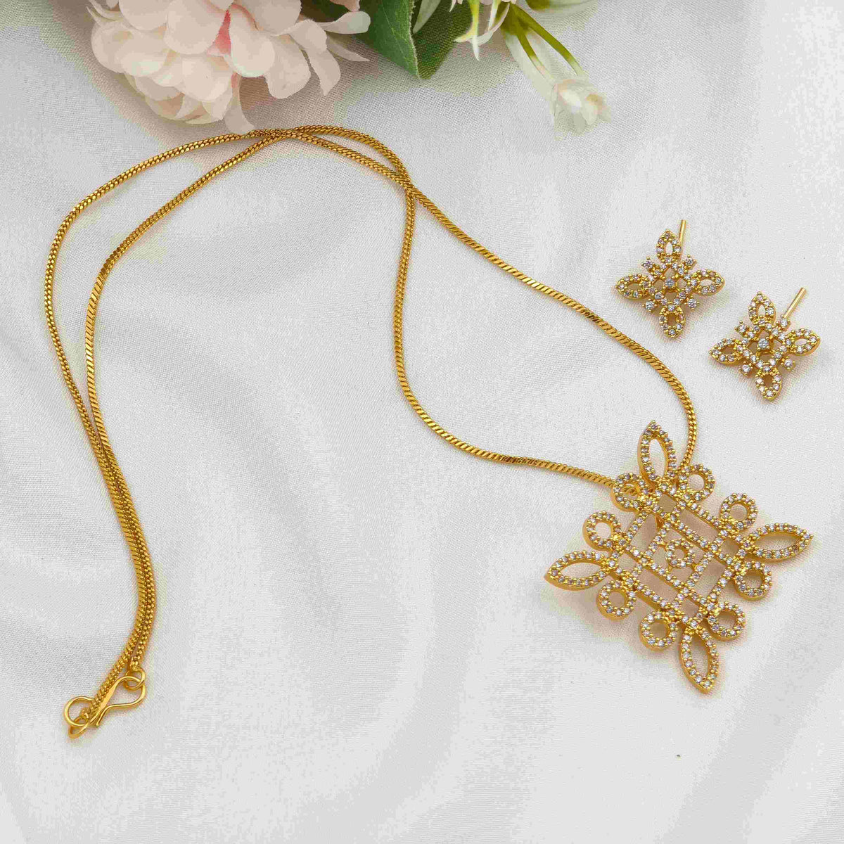Zaara Kolam pendent chain