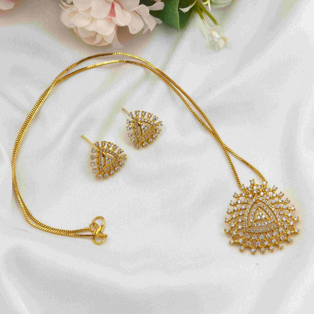 Heera Kolam pendent chain