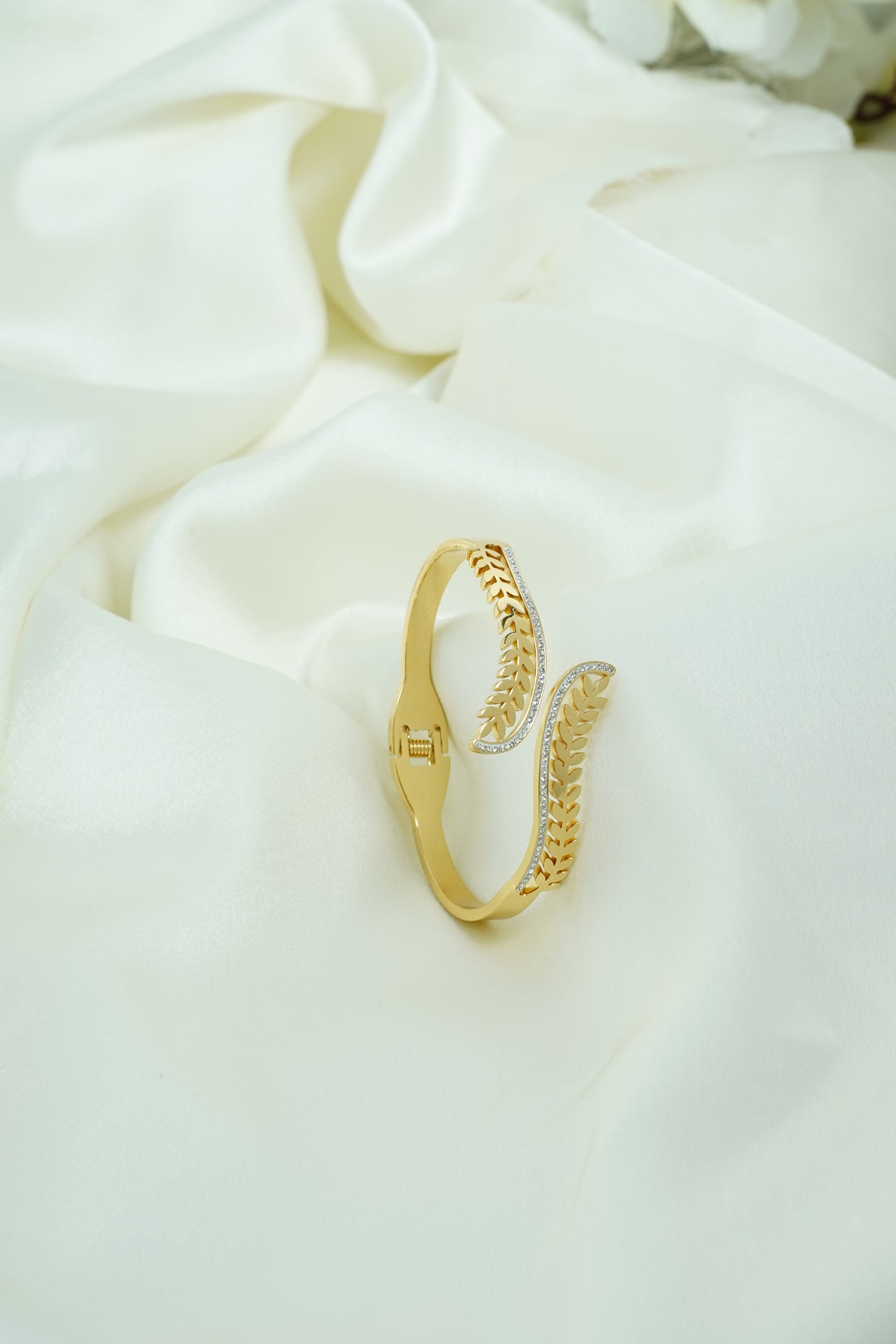 Cross leaf gold