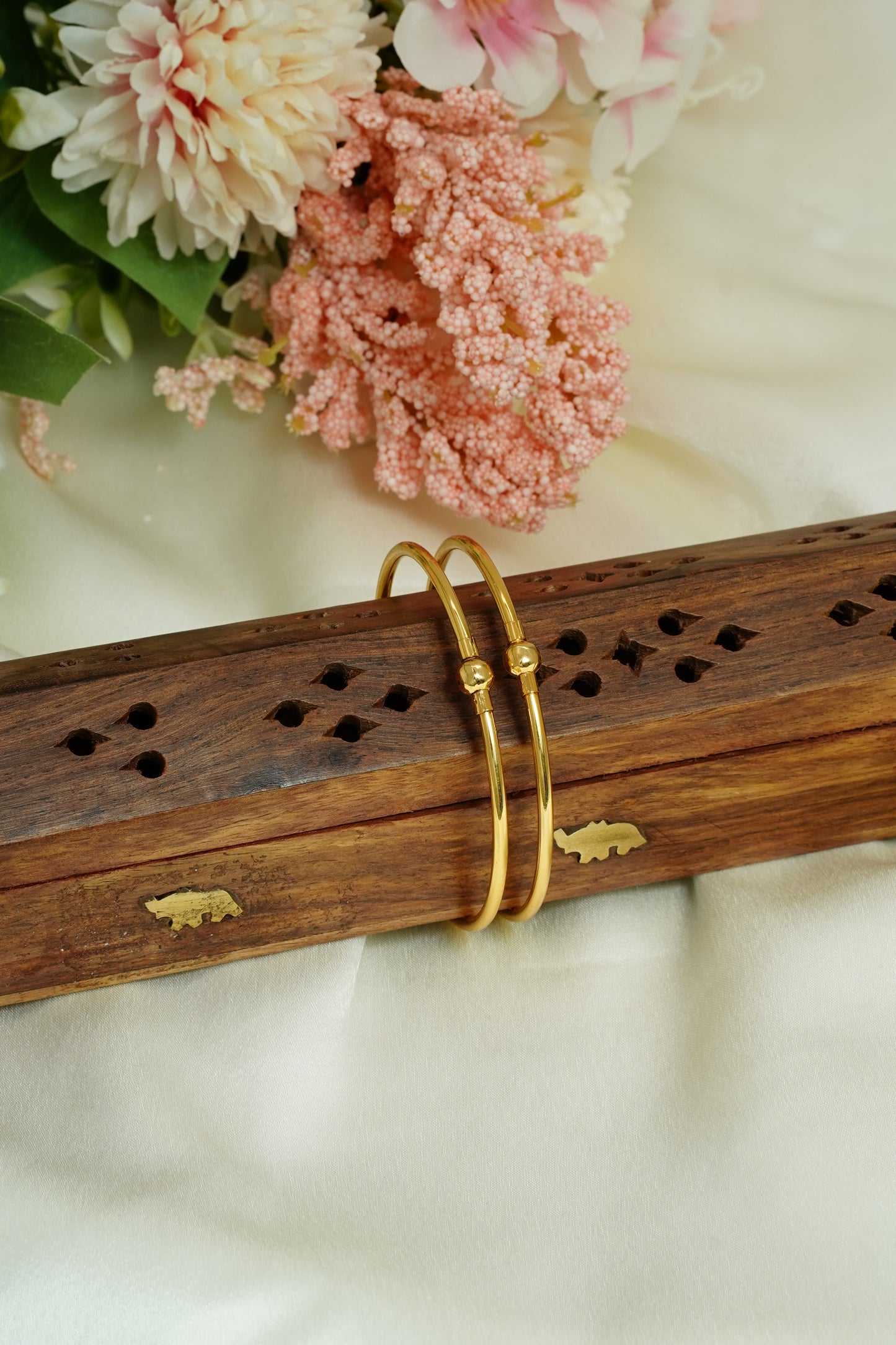 Single ball bangle