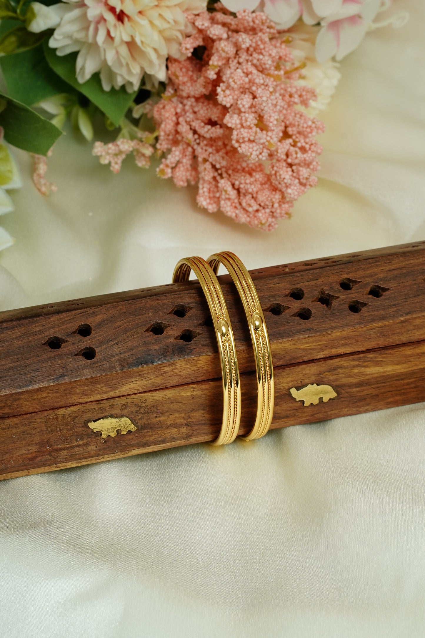 Heavy dot bangle