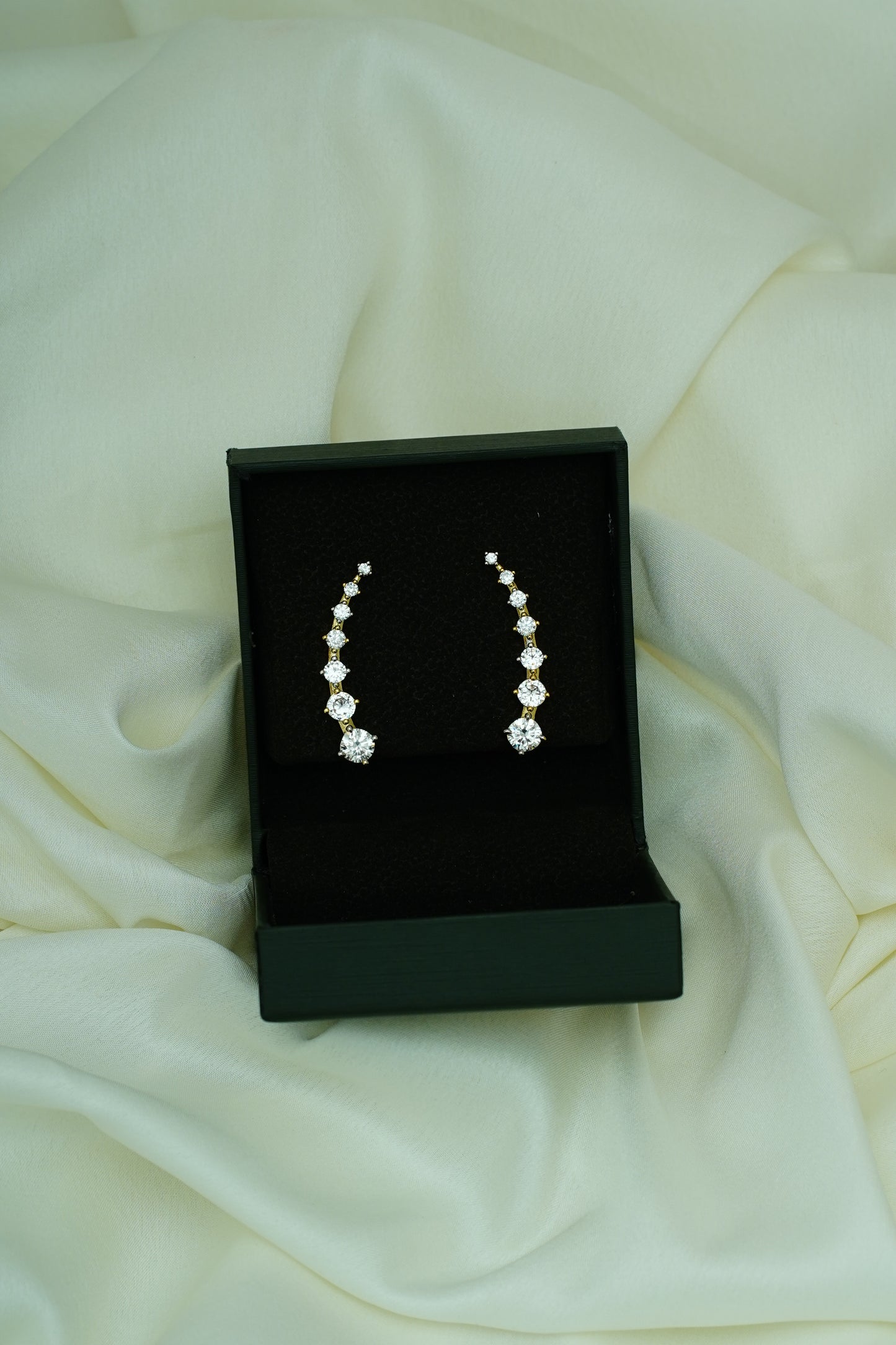 Diamond drop earcuff
