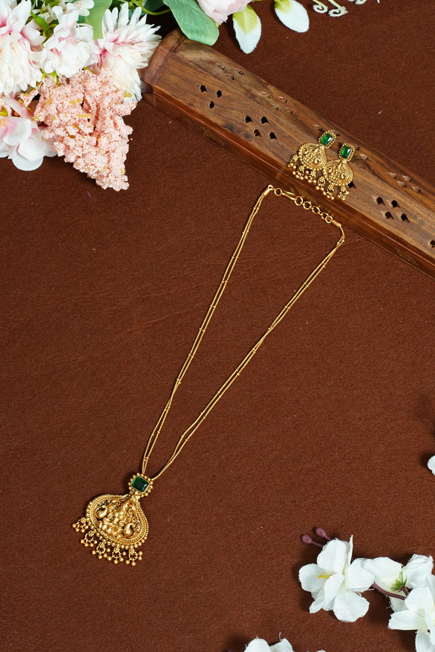 Green nakshi pendant chain