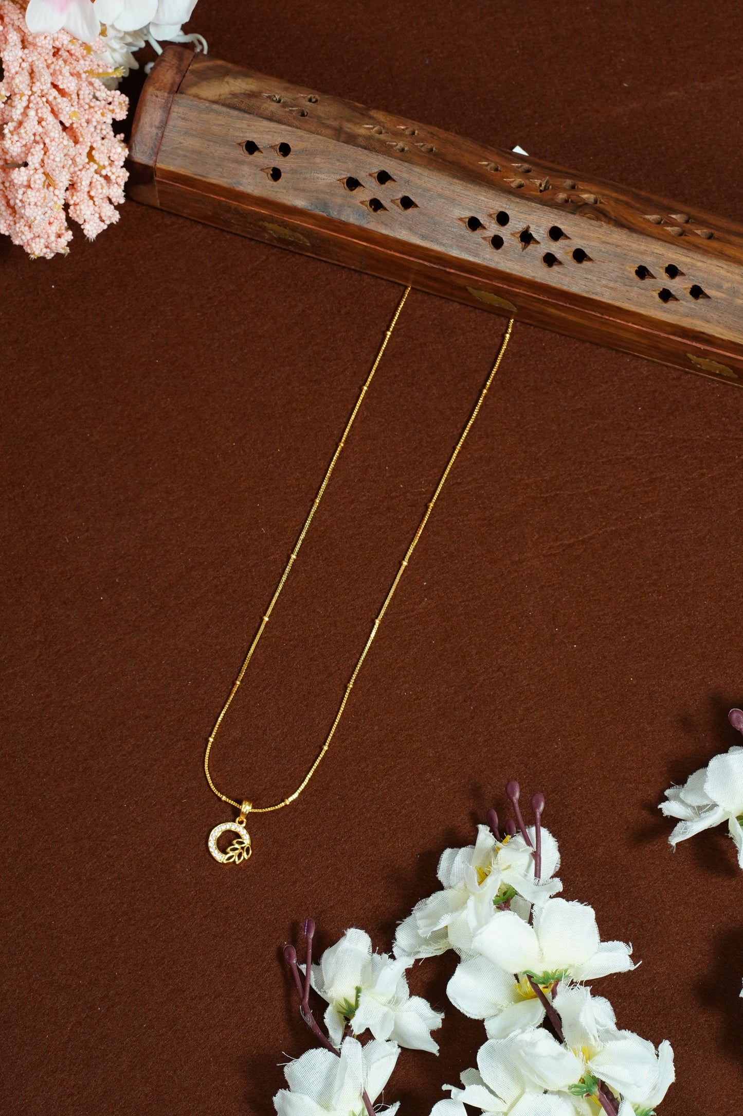 Leaf halo pendent chain