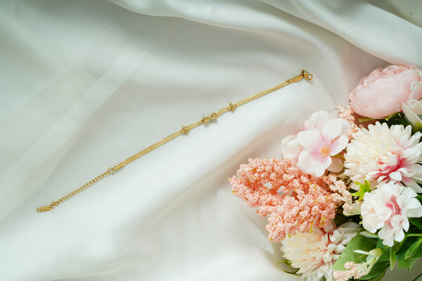 Bow with flower bracelet