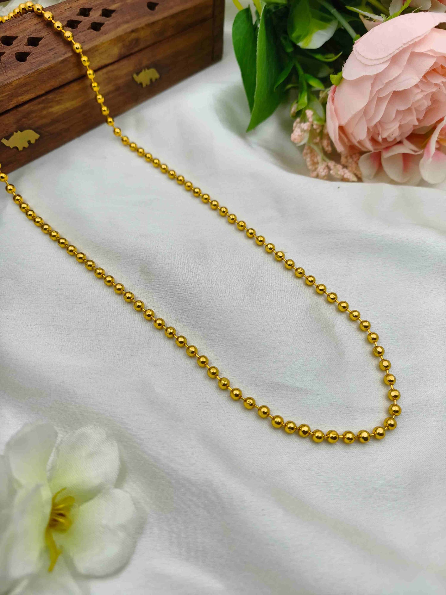 Gold line plain chain