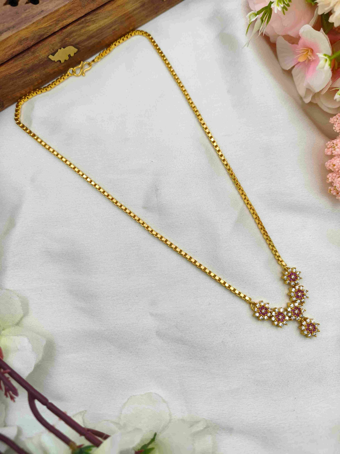 five flower Red with white diamond
