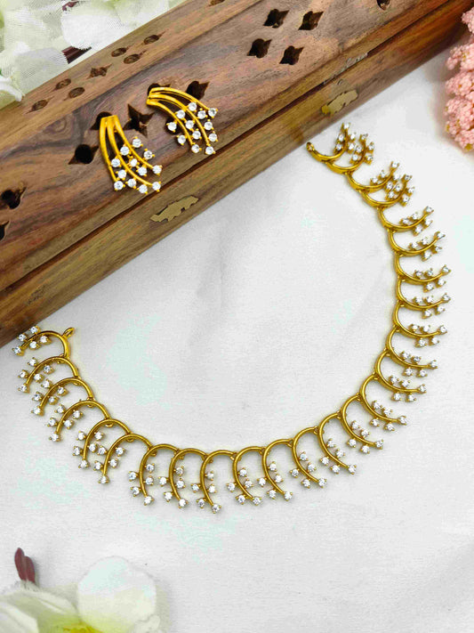 Diamond spot necklace