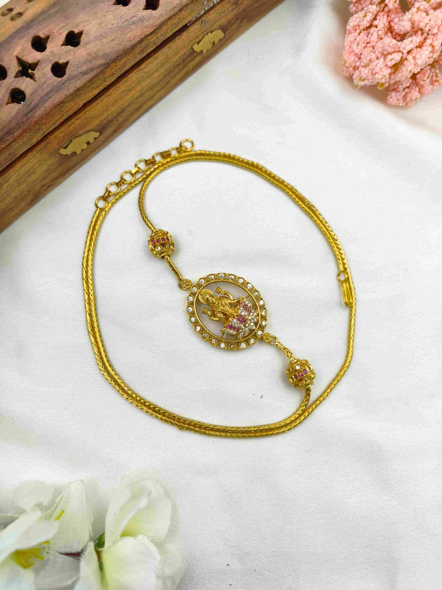 Bold lakshimi ball mop chain