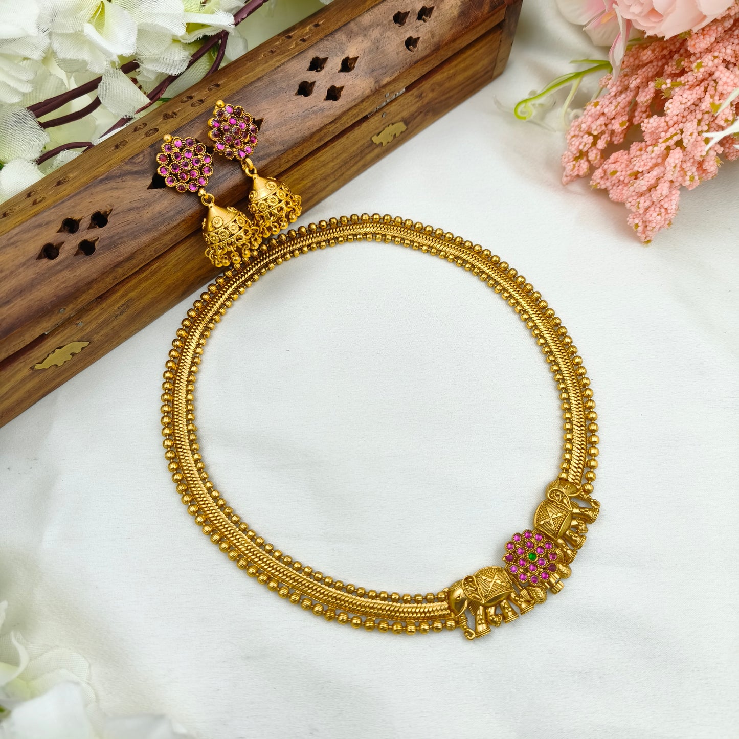 Screw elephant hasli necklace