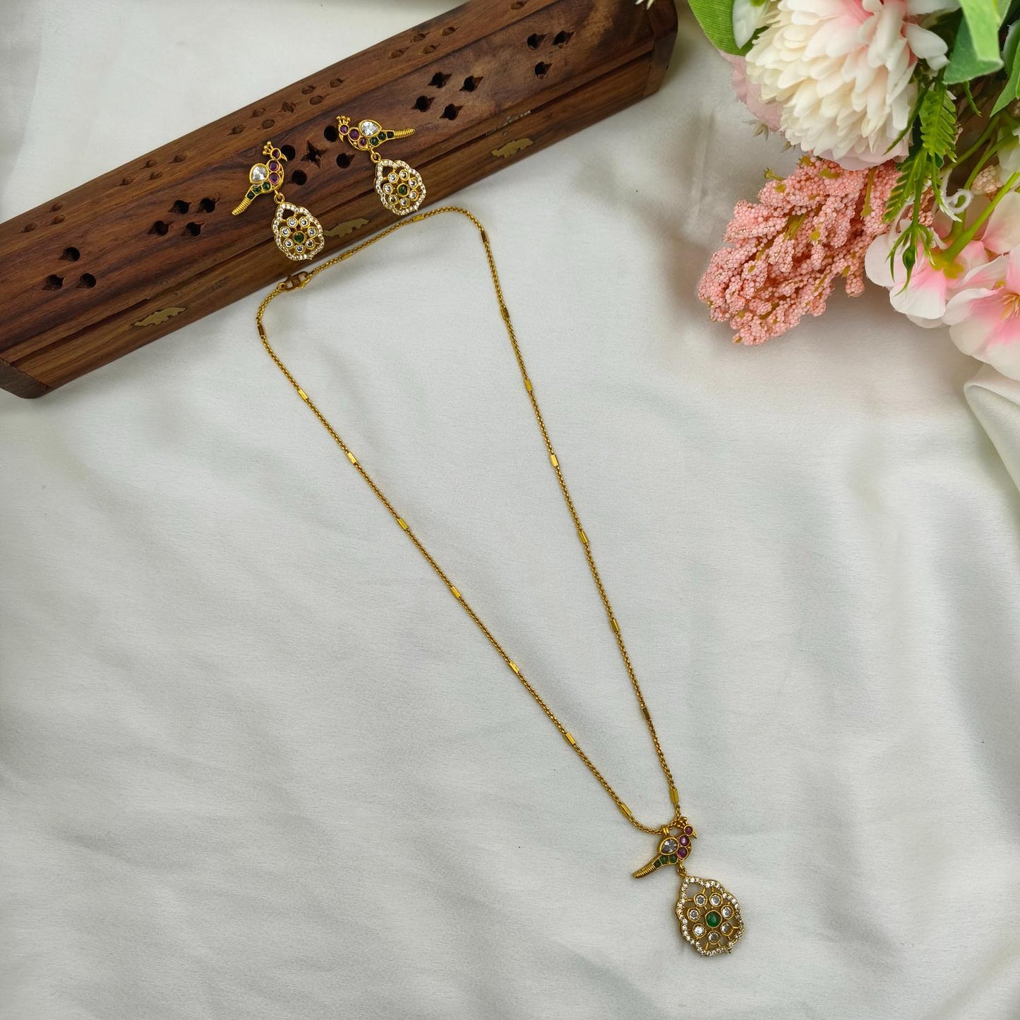 Parrot pendant set chain