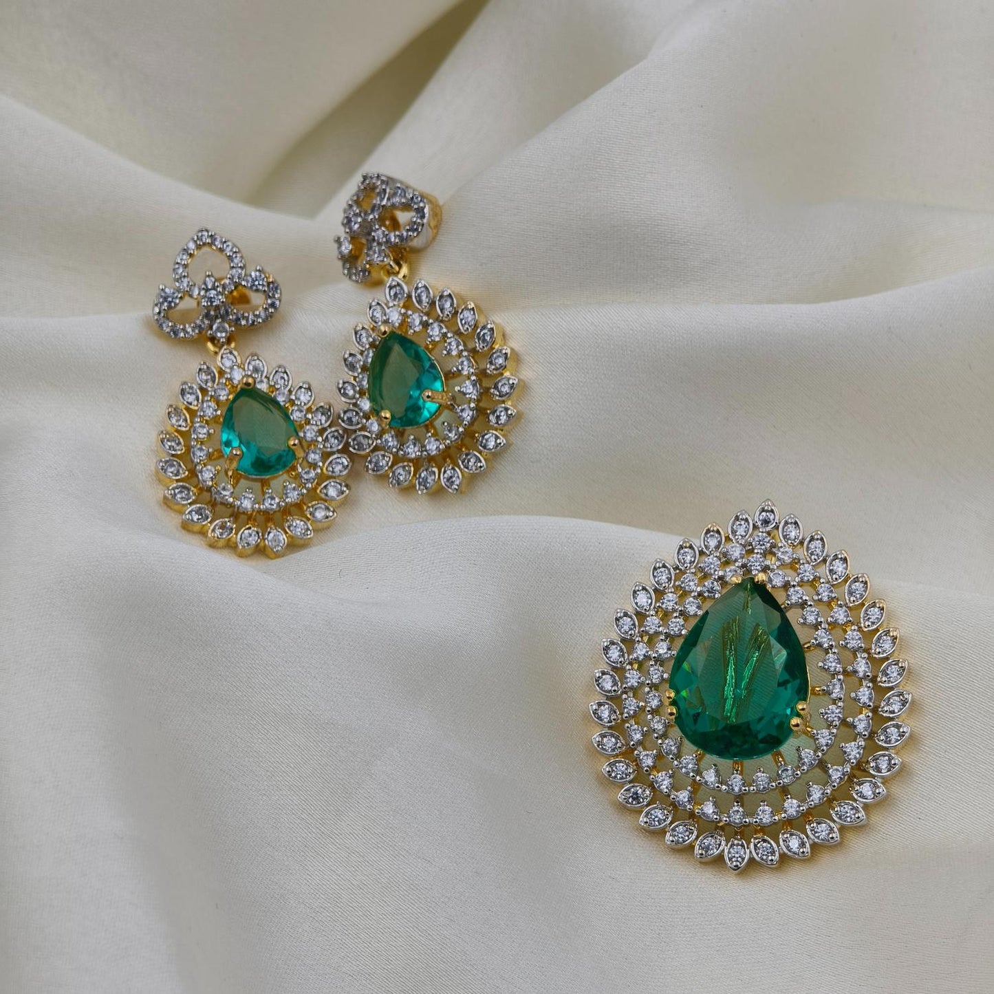 Mint diamond pendant set