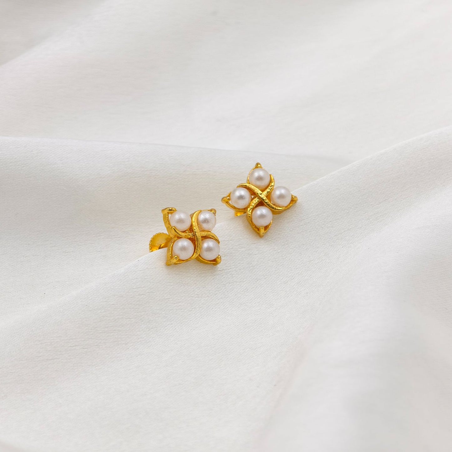 Twist pearl stud