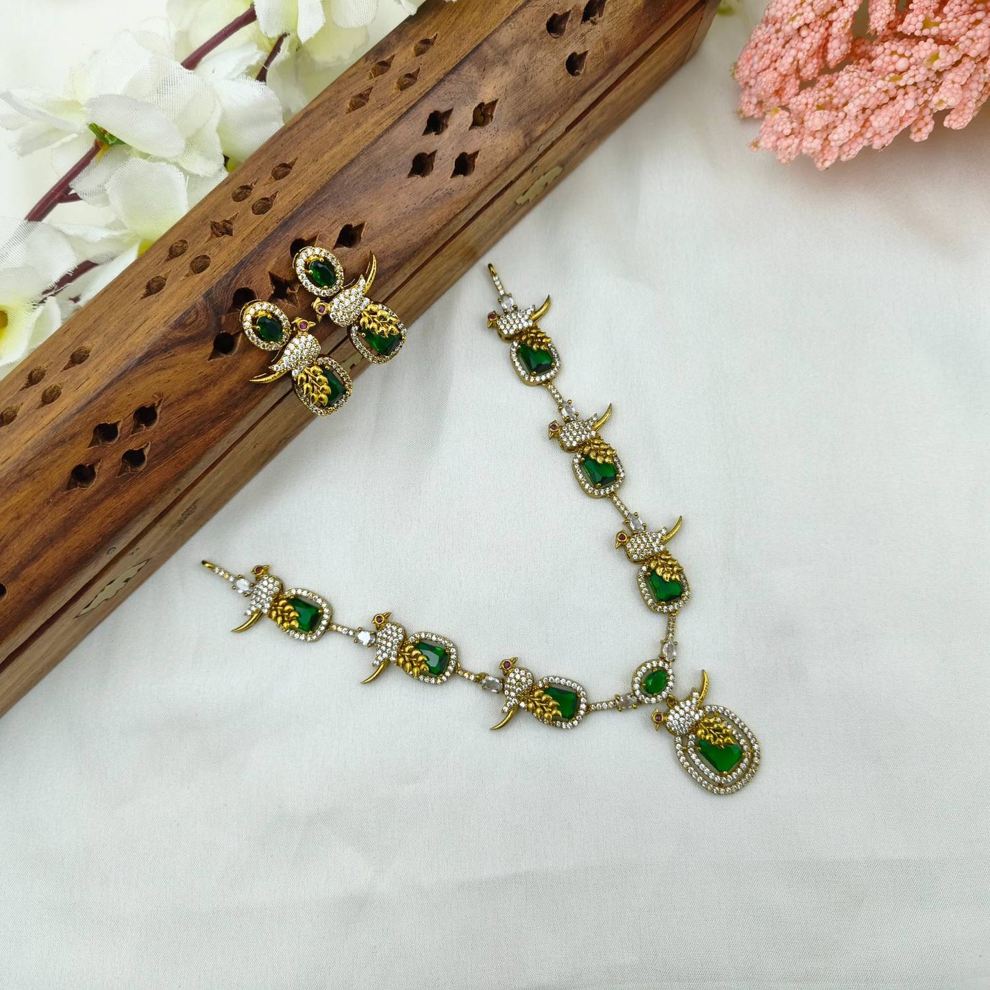 Parrot green necklace