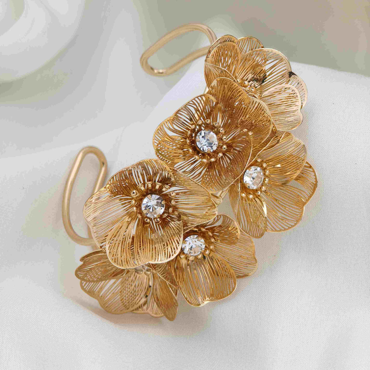 6 golden flower braclet