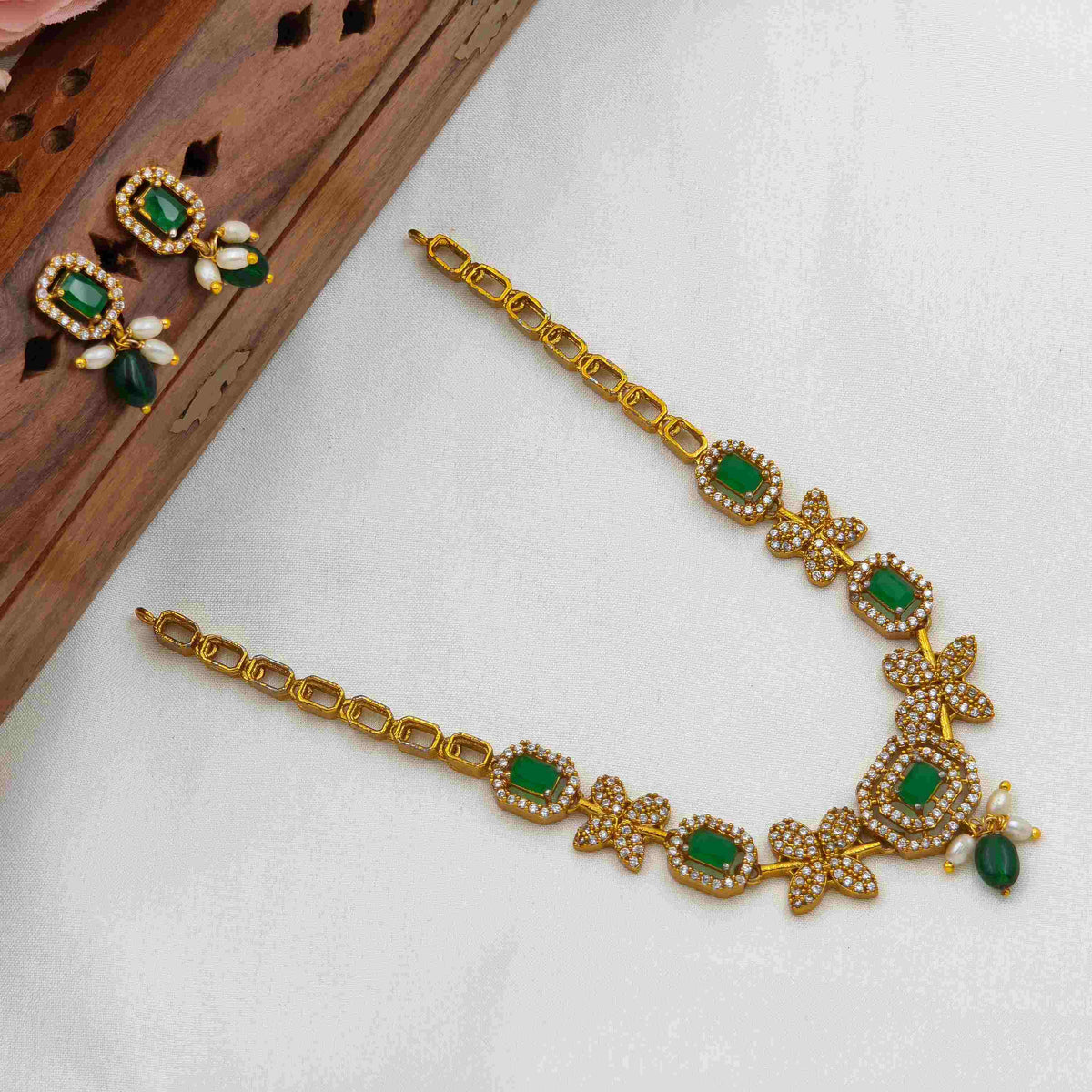 Green sparkling necklace