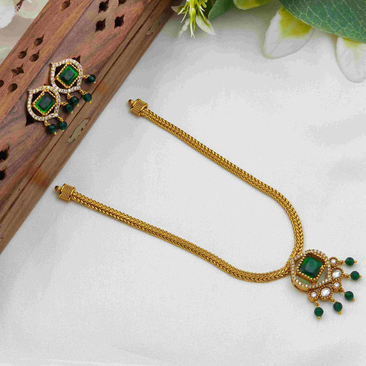 Green stone pendent necklace