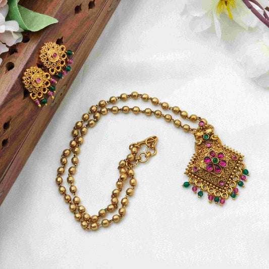 Diamond shape pendent necklace